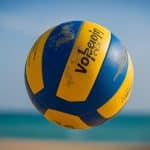 Ballon de volley en plein vol