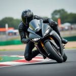 découvrez comment réussir votre première journée de piste à moto : équipement, trajectoires, freinage et conseils pratiques expliqués pas à pas.
